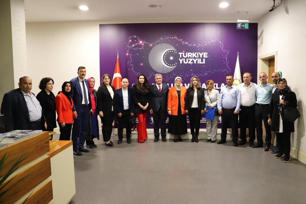 Ak Parti Genel Başkan Yardımcısı  Sivil Toplum Ve Halkla İlişkiler Başkanı  Balıkesir Milletvekili Sn. Belgin Uygur'u Ak Parti Genel Merkezinde Ziyaretimiz