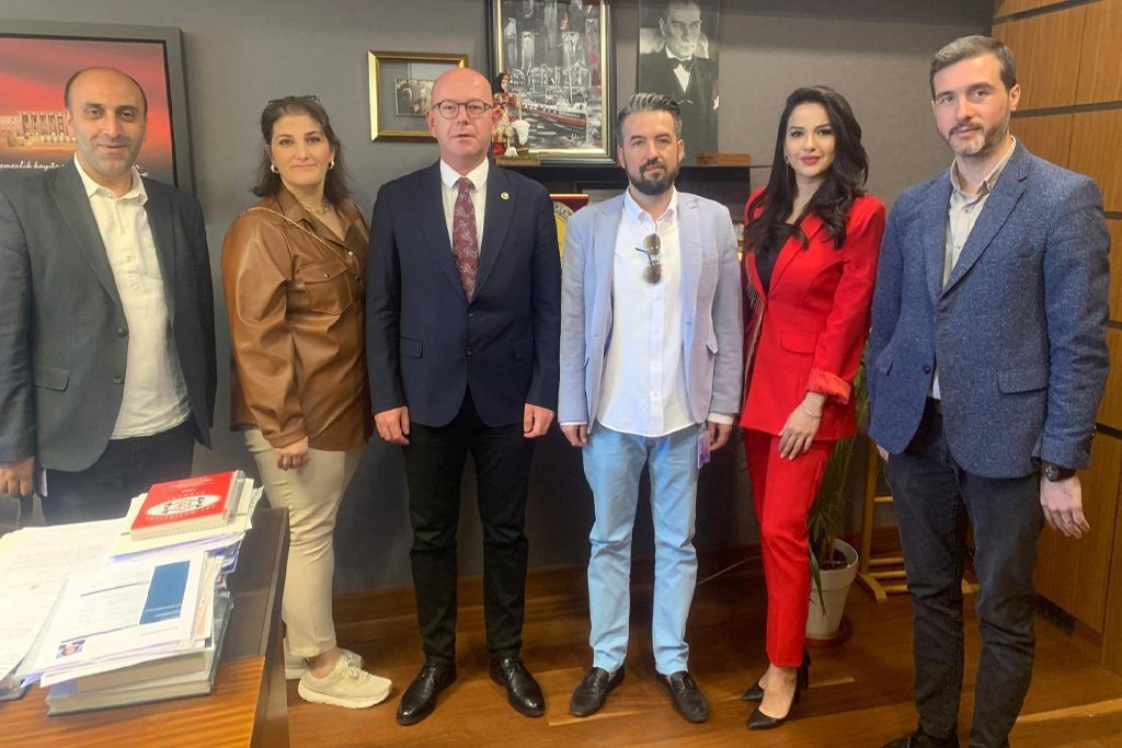 Balıkesir Chp Milletvekili, Tbmm Sağlık, Aile, Çalışma Ve Sosyal İşler Komisyonu Üyesi Sayın  Serkan Sarı'yı Makamında Ziyaret Ettik.